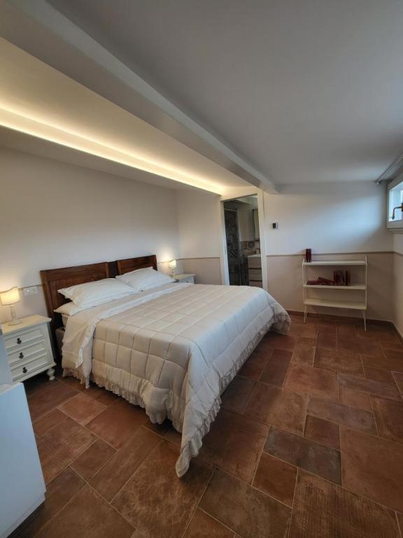 Postel nebo postele na pokoji v ubytování Magic Spell - 200 mq - zona centro - intera casa vacanze con ampi spazi relax, fino a 10 ospiti