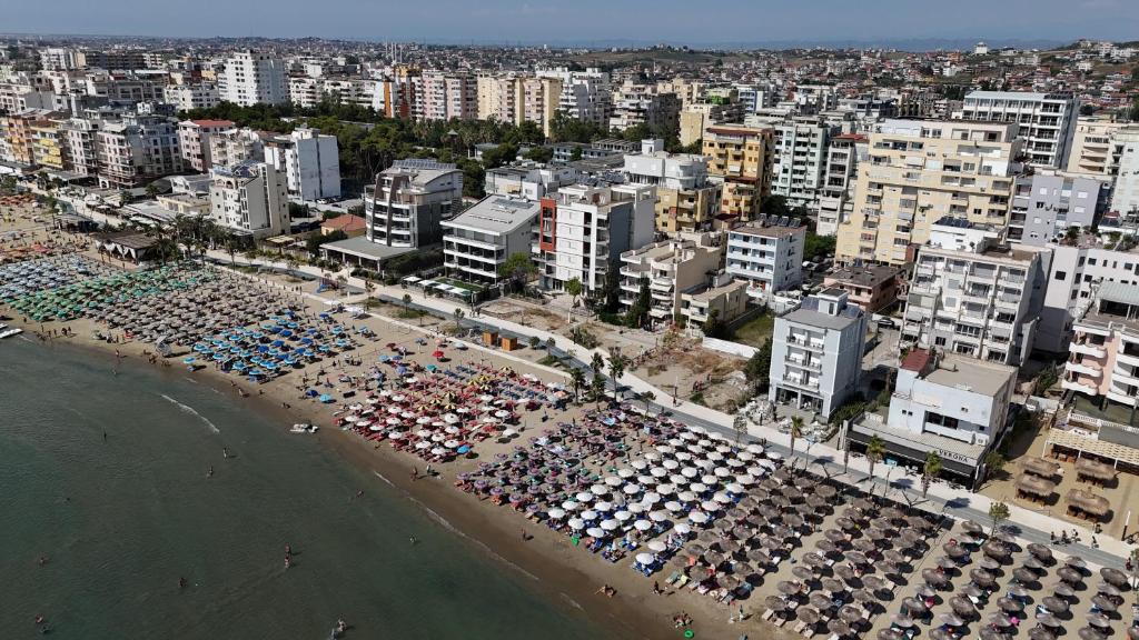 O vedere generală la mare sau o vedere la mare
luată din acest hotel