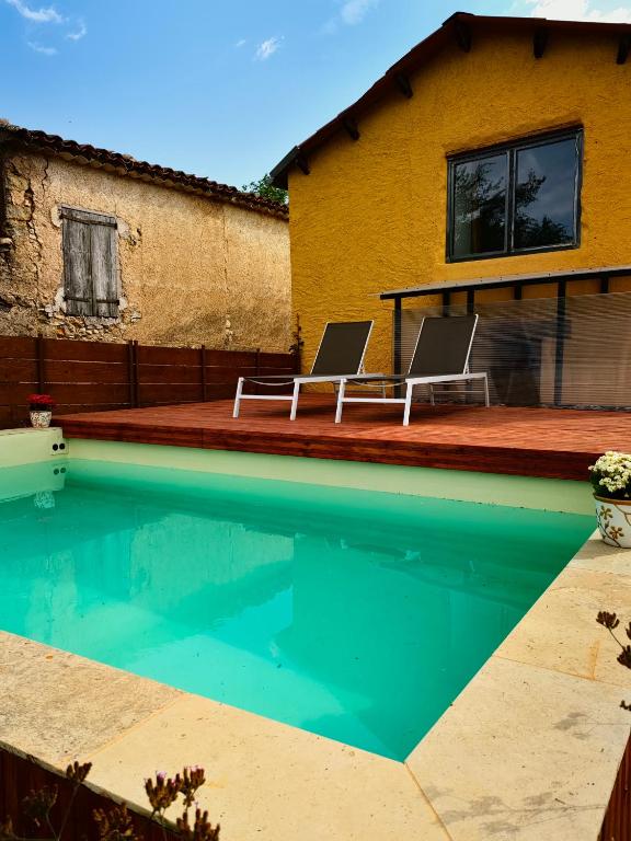 - deux chaises et une piscine en face d'une maison dans l'établissement La casita, à Ongles