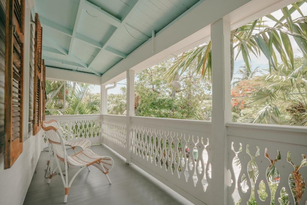 Rõdu või terrass majutusasutuses Winslow's Bungalows - Key West Historic Inns