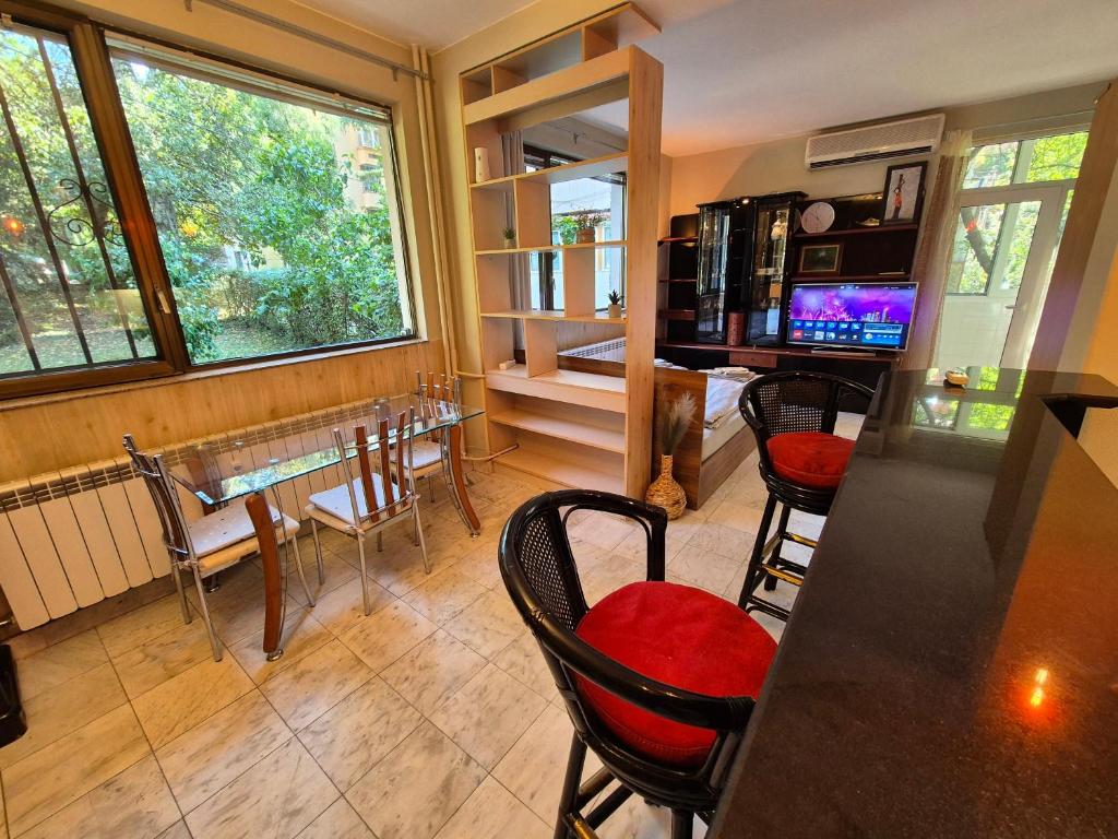 Kuchyň nebo kuchyňský kout v ubytování Urban Oasis Studio
