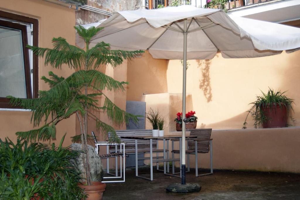 ローマにあるSantonofrio Apartmentsの白い傘