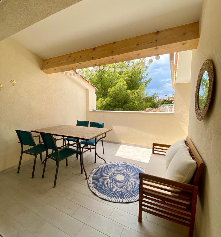 une salle à manger avec une table et des chaises et une fenêtre dans l'établissement Beau duplex marseillais très lumineux, à Marseille