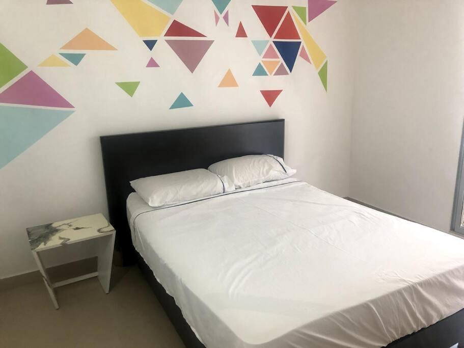 a bedroom with a bed and a colorful wall at Super apartamento en Ricaurte in Ricaurte