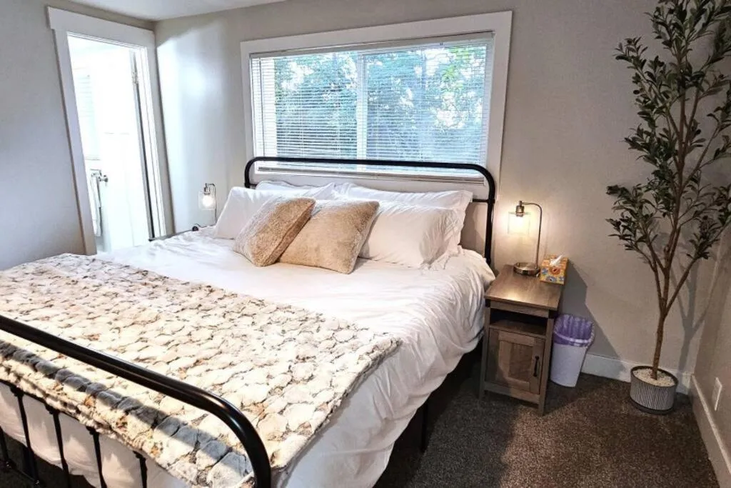 3Bd - King - Breakfast - Lagoon - SUPs - Washer Dryer - Sleeps 11 in Layton