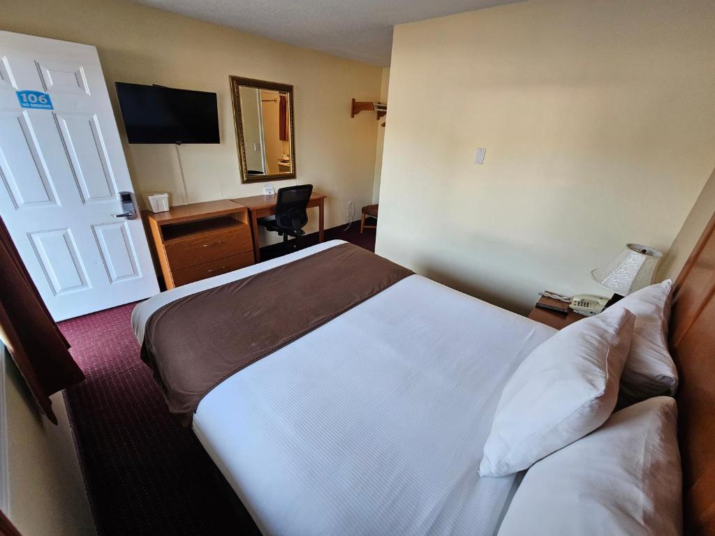 Postel nebo postele na pokoji v ubytování Huntsville Inn