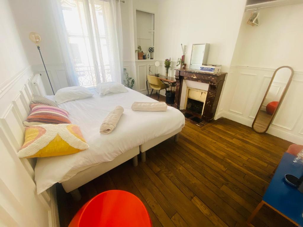 - une chambre avec un lit, un bureau et un miroir dans l'établissement Chambre Paris Stade de France, à Saint-Denis
