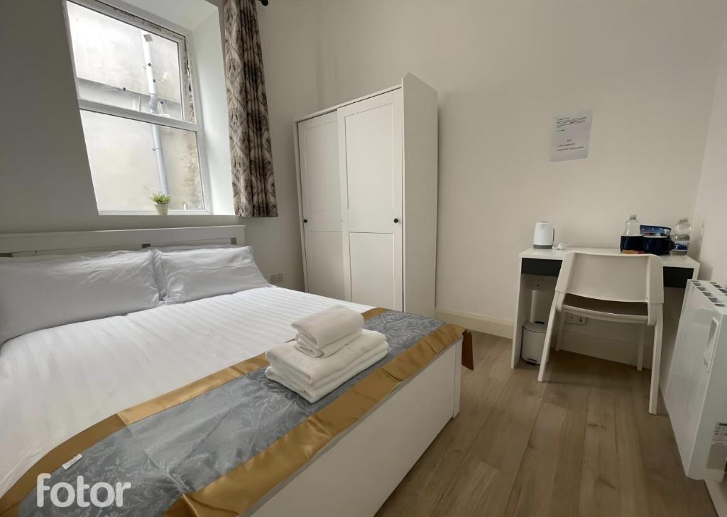 Postel nebo postele na pokoji v ubytování Leitrim Property Cork