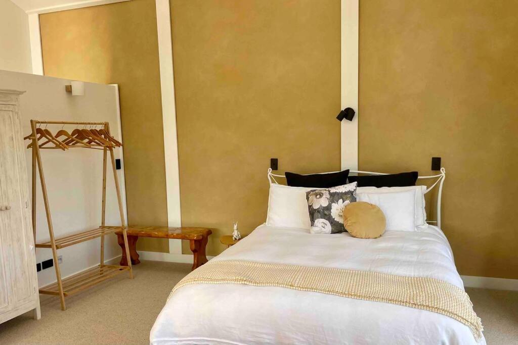 Postel nebo postele na pokoji v ubytování Modern Country Retreat