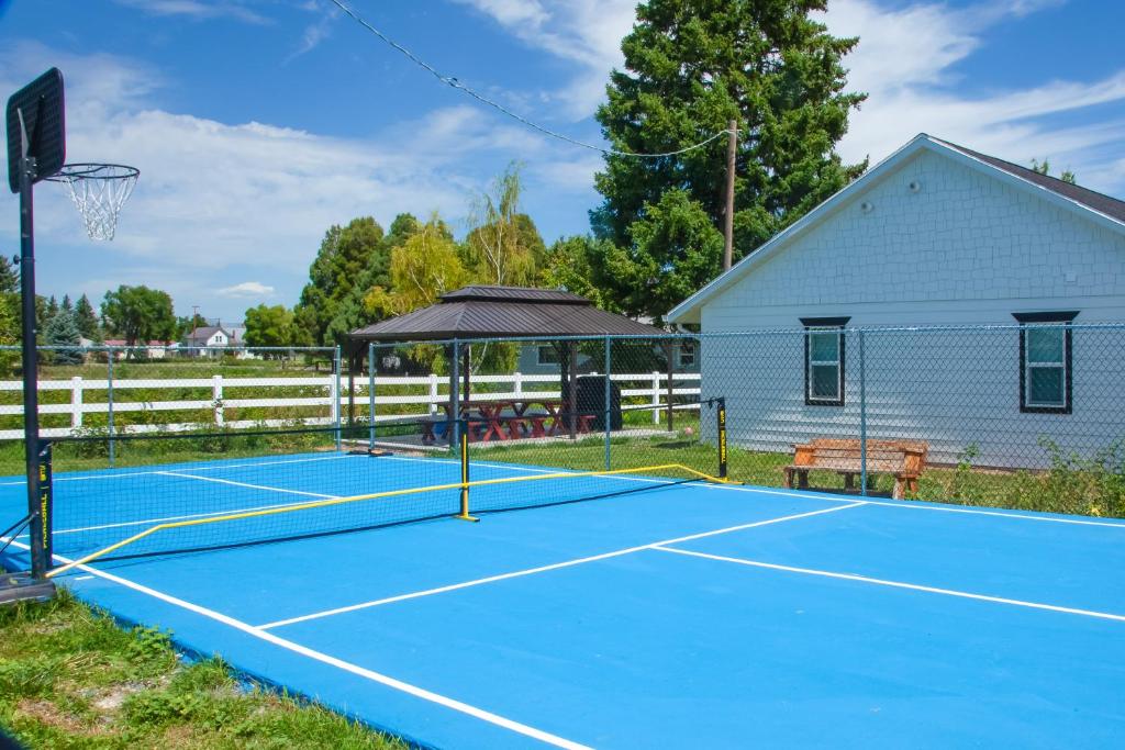 una pista de tenis con una red en Cozy and Chic Abode about 11 Mi to Bloomington Lake, en Bloomington