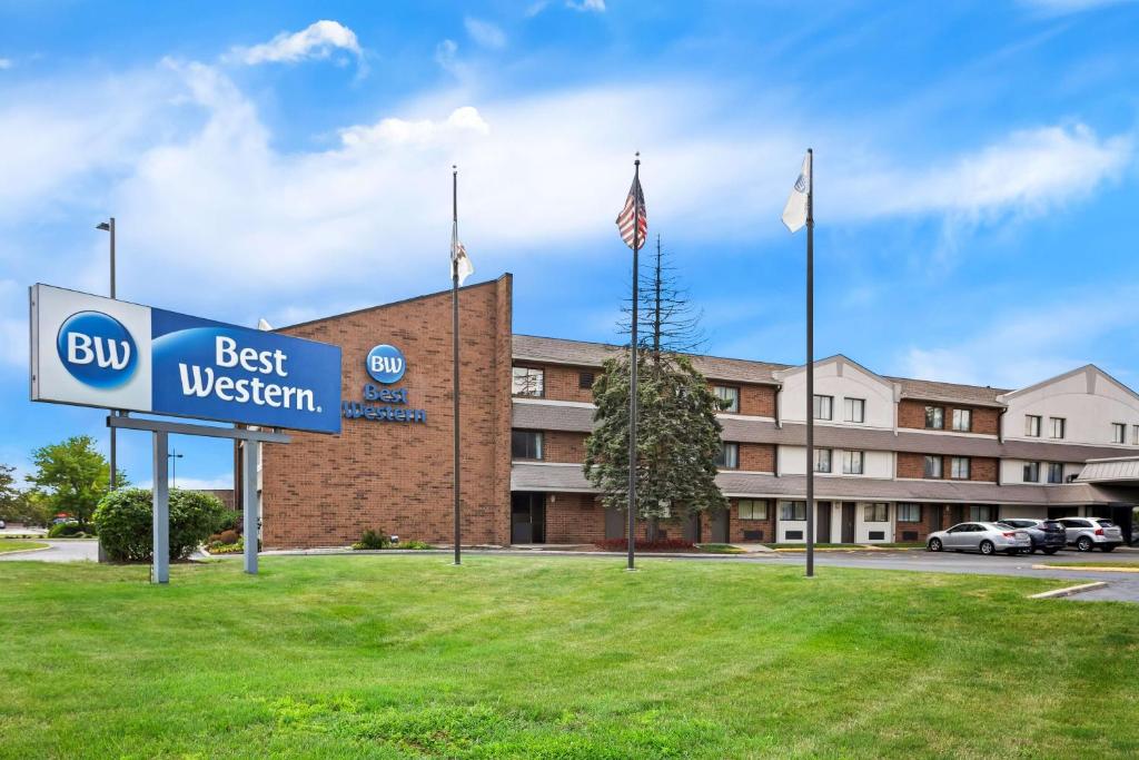 un cartel en frente de un hotel Best Western en Best Western Naperville Inn, en Naperville