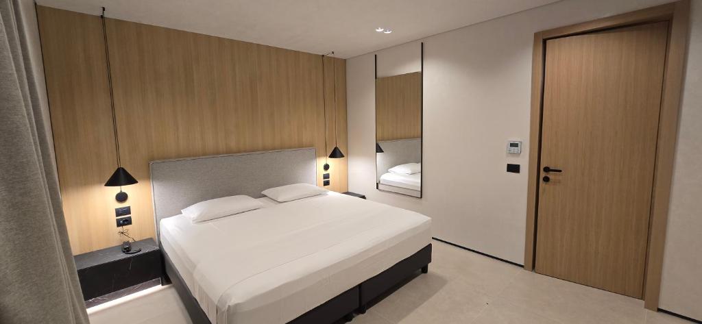 Postel nebo postele na pokoji v ubytování Lion Gate Hotel