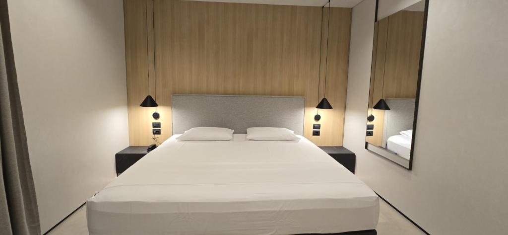 Postel nebo postele na pokoji v ubytování Lion Gate Hotel