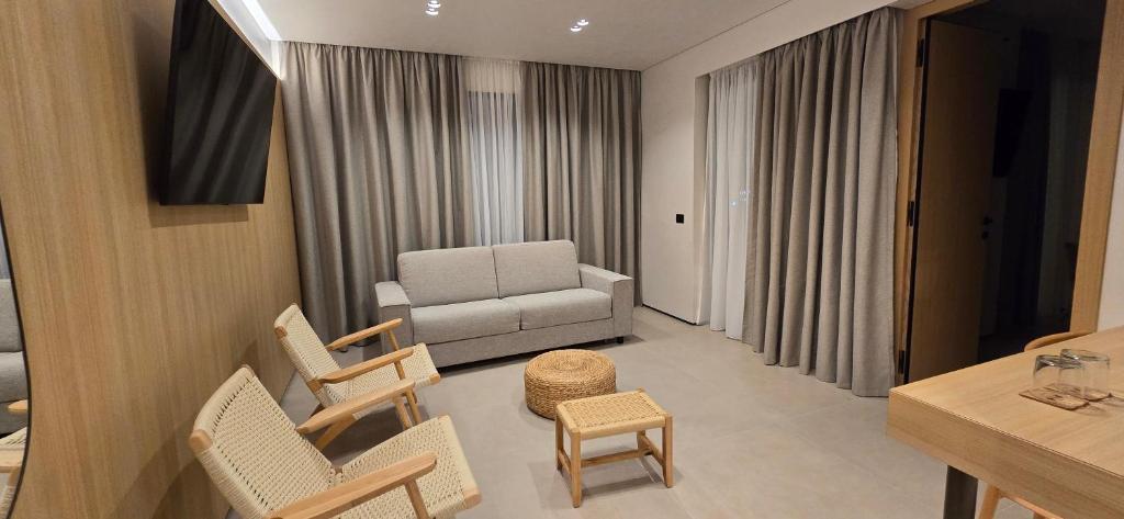 TV a/nebo společenská místnost v ubytování Lion Gate Hotel
