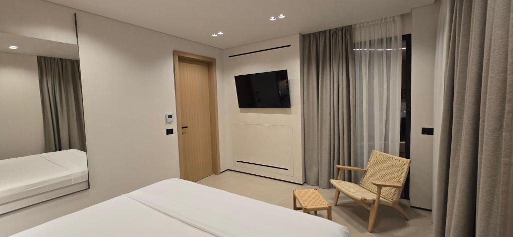 Postel nebo postele na pokoji v ubytování Lion Gate Hotel