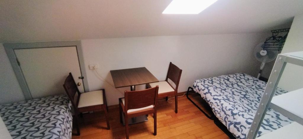 a room with a table and a bed and a desk at Quarto privado 5 in Famões