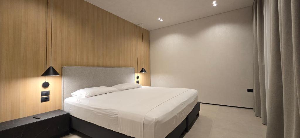 Postel nebo postele na pokoji v ubytování Lion Gate Hotel