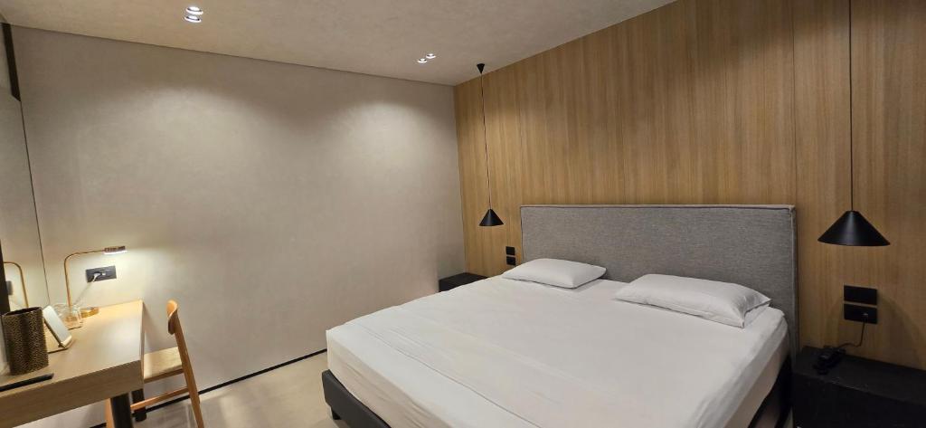 Postel nebo postele na pokoji v ubytování Lion Gate Hotel