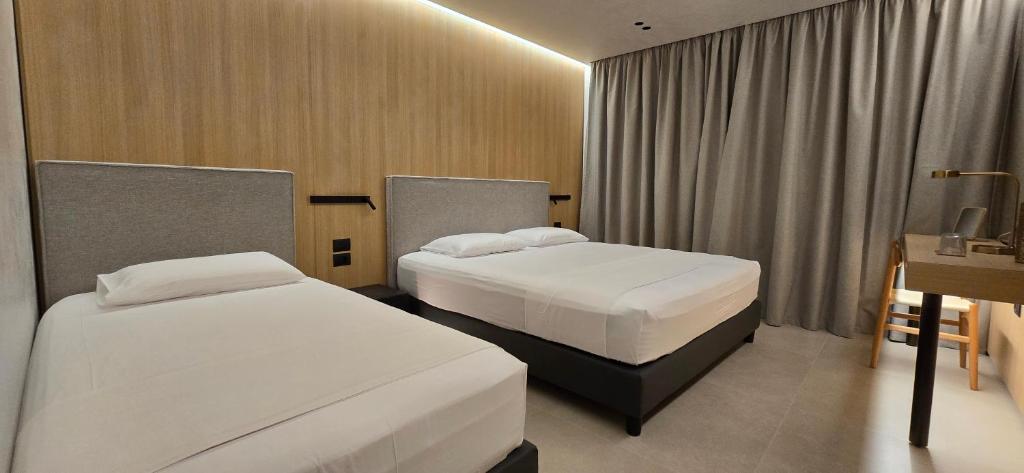Postel nebo postele na pokoji v ubytování Lion Gate Hotel