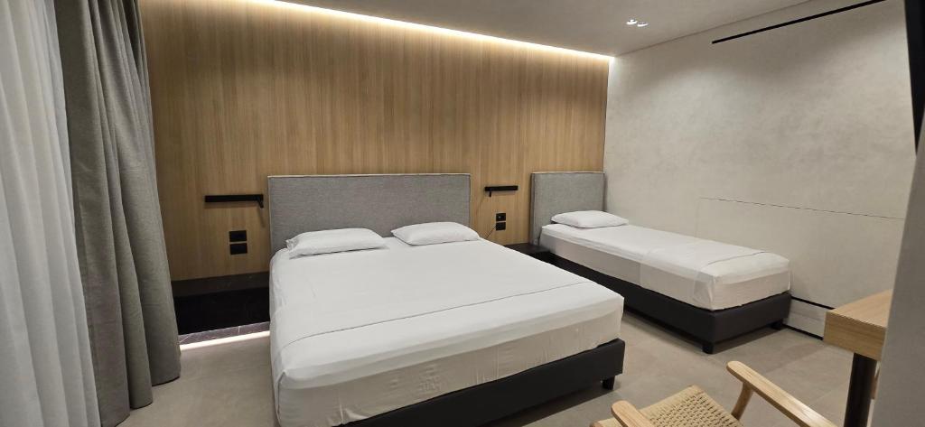 Postel nebo postele na pokoji v ubytování Lion Gate Hotel