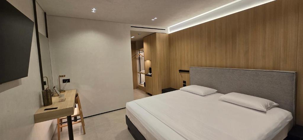 Postel nebo postele na pokoji v ubytování Lion Gate Hotel