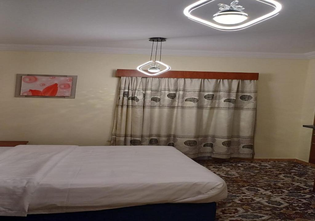 Postel nebo postele na pokoji v ubytování السارية
