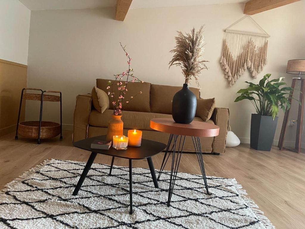 un salon avec un canapé et une table avec des bougies dans l'établissement Studio Cosy, à Castanet-Tolosan