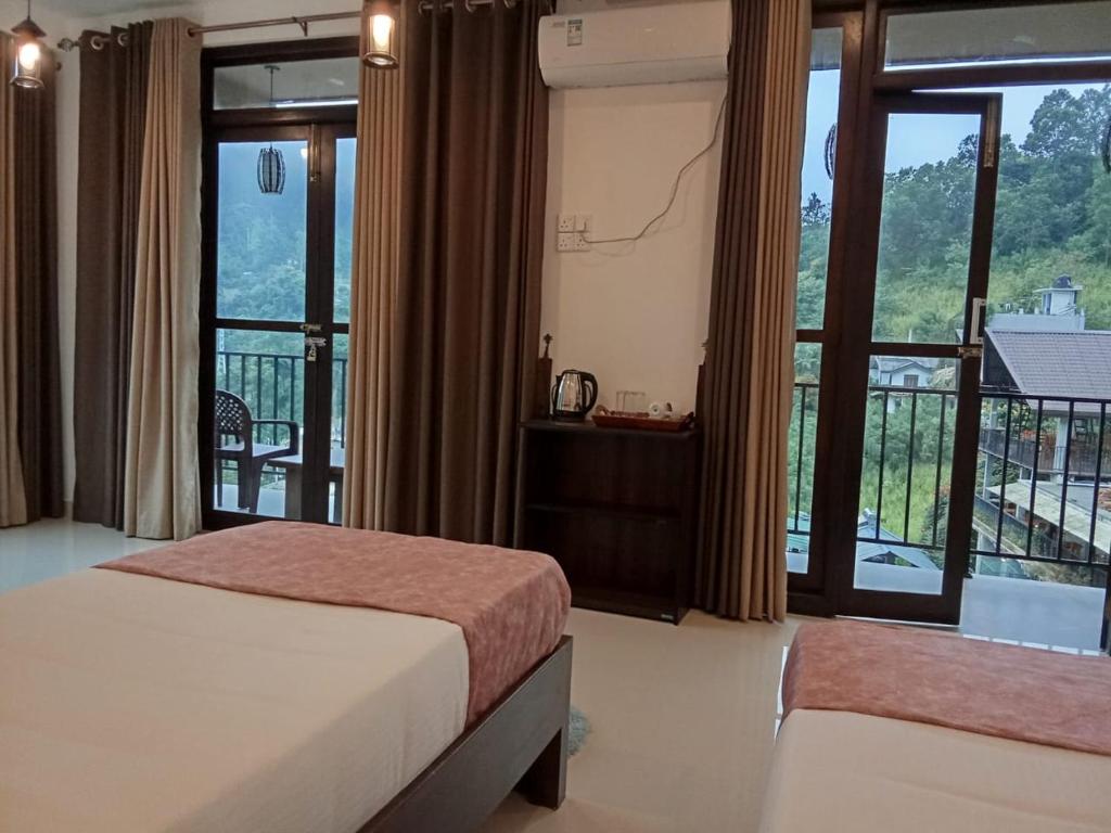 Postel nebo postele na pokoji v ubytování Ever Breeze Ella Hotel