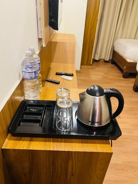 Utensilios para hacer té y café en Hotel Nirakar