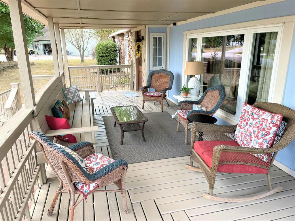 a porch with wicker chairs and a table at Beaver Lake Getaway in Rogers