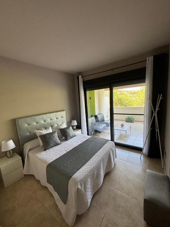 Posteľ alebo postele v izbe v ubytovaní Apartamento Al-Alba Golf Resort Valle del Este Vera