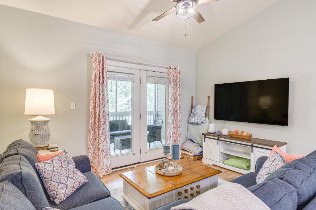 弗利Beautifully Updated Foley Condo with Pool Access的配有两张沙发和一台平板电视的客厅