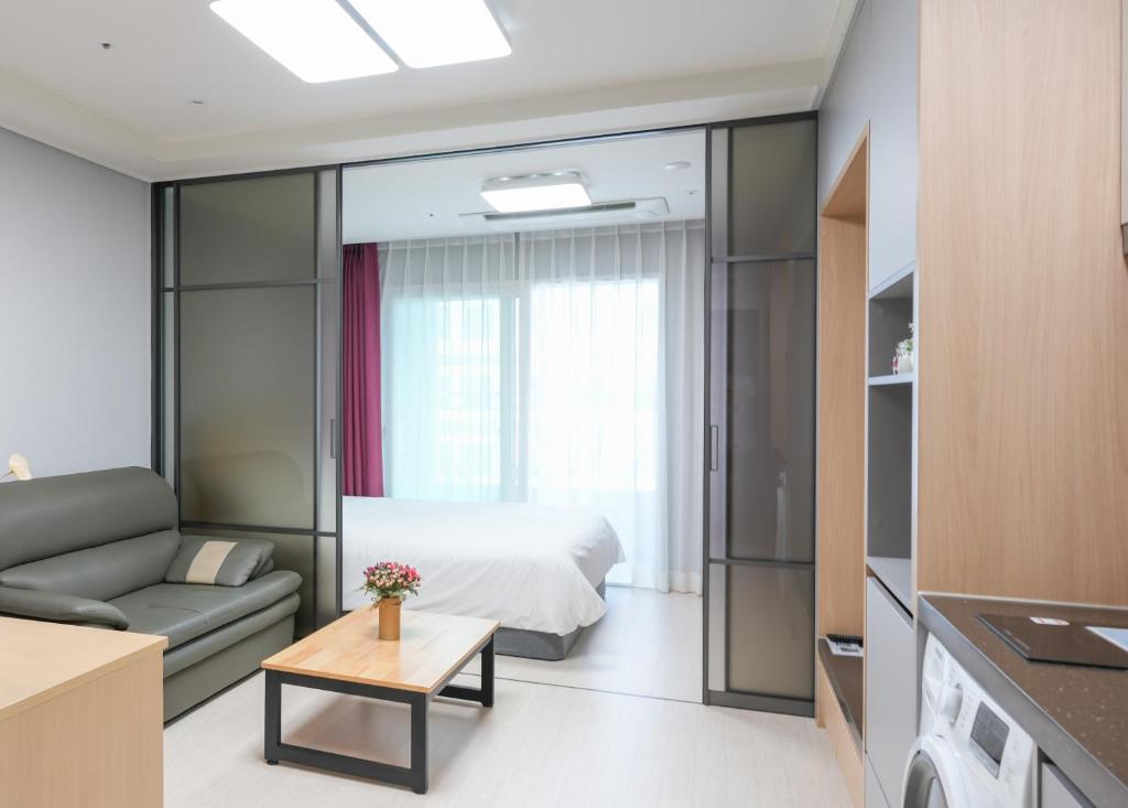 Postel nebo postele na pokoji v ubytování Firstcity Hotel YEOSU