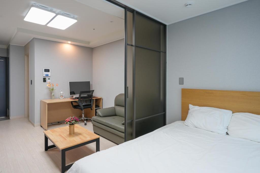 Postel nebo postele na pokoji v ubytování Firstcity Hotel YEOSU