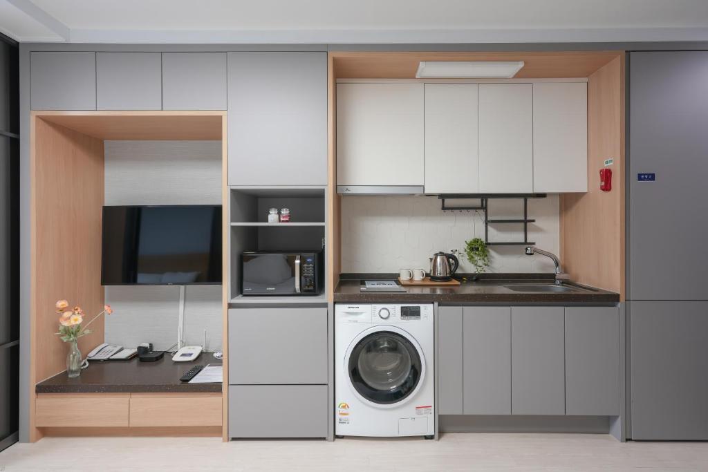 Kuchyň nebo kuchyňský kout v ubytování Firstcity Hotel YEOSU