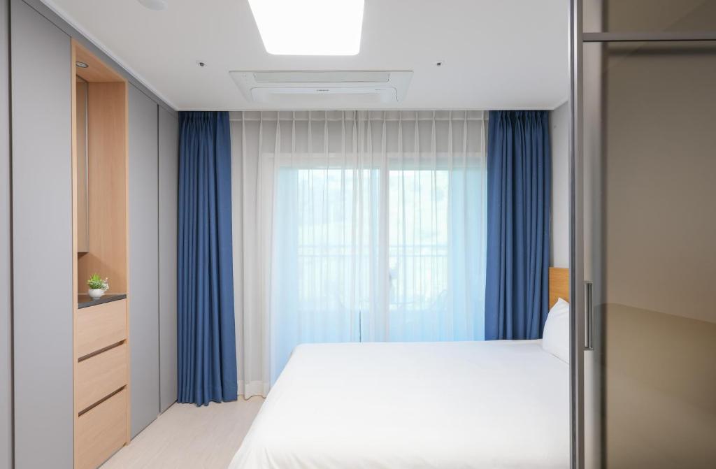 Postel nebo postele na pokoji v ubytování Firstcity Hotel YEOSU