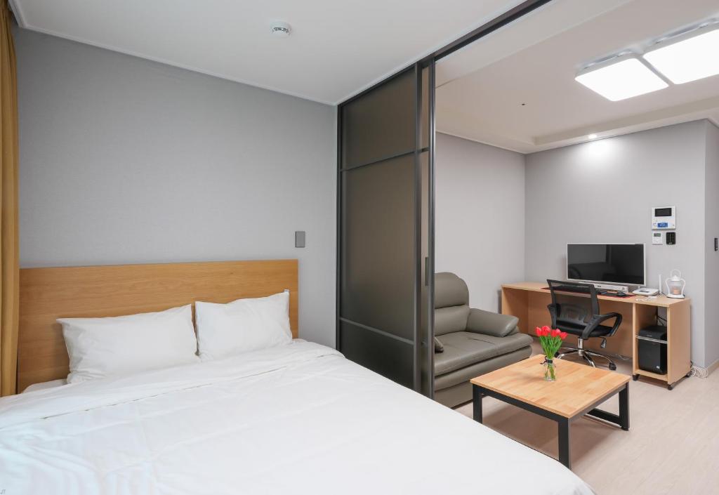 Postel nebo postele na pokoji v ubytování Firstcity Hotel YEOSU