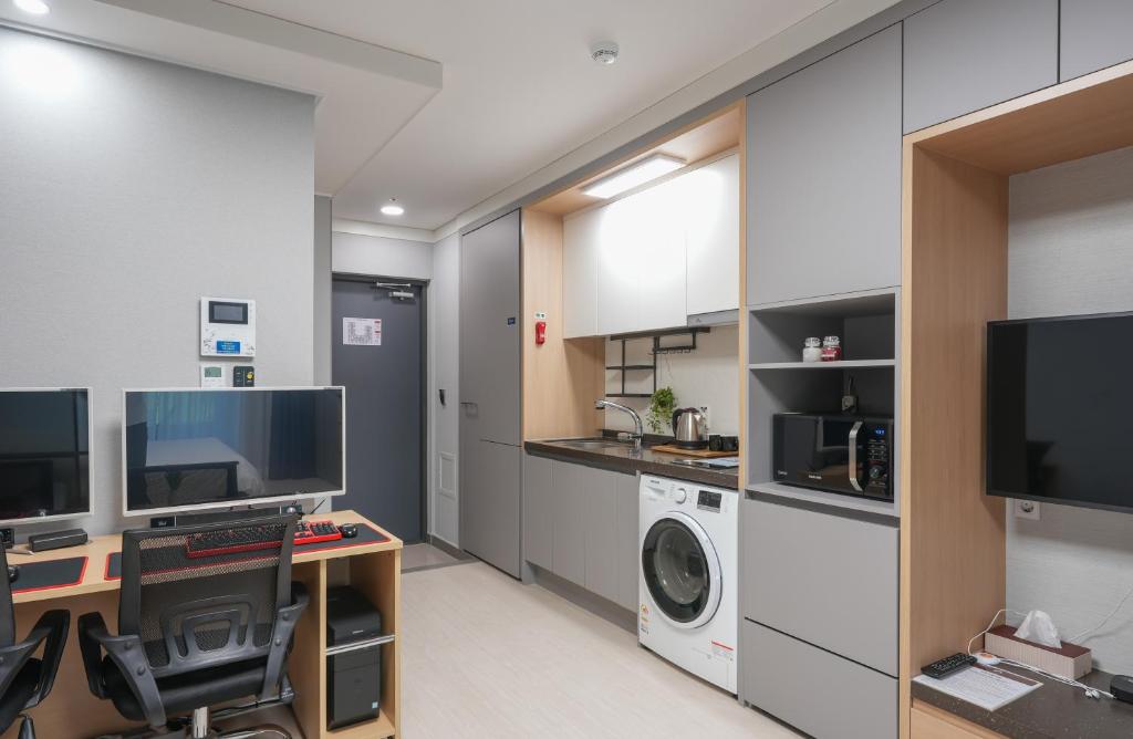 Kuchyň nebo kuchyňský kout v ubytování Firstcity Hotel YEOSU
