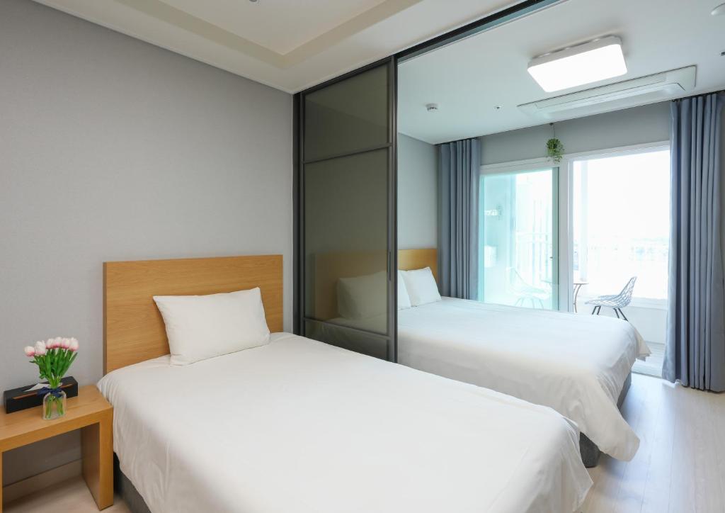 Postel nebo postele na pokoji v ubytování Firstcity Hotel YEOSU