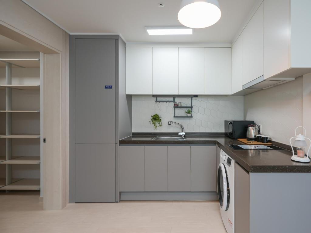 Kuchyň nebo kuchyňský kout v ubytování Firstcity Hotel YEOSU