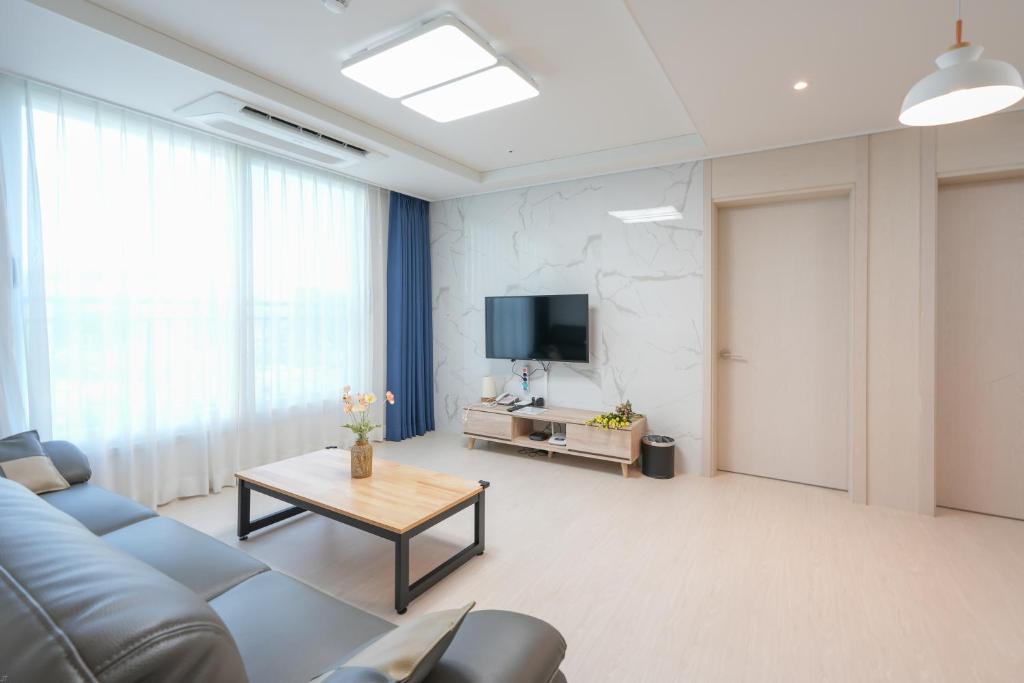 TV a/nebo společenská místnost v ubytování Firstcity Hotel YEOSU