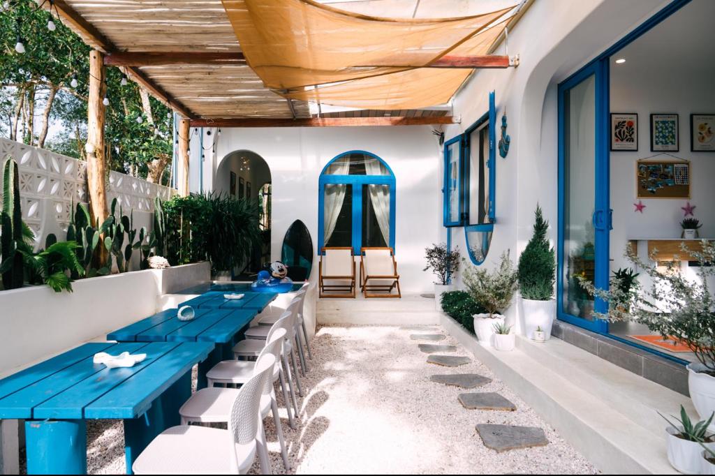 un patio con tavoli e sedie blu di Coral Bay Kingroom a Phu Quoc