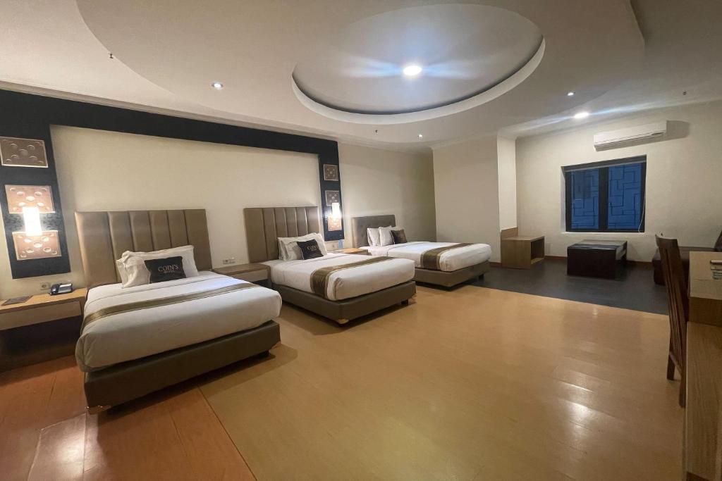 Postel nebo postele na pokoji v ubytování Coins Hotel Jakarta