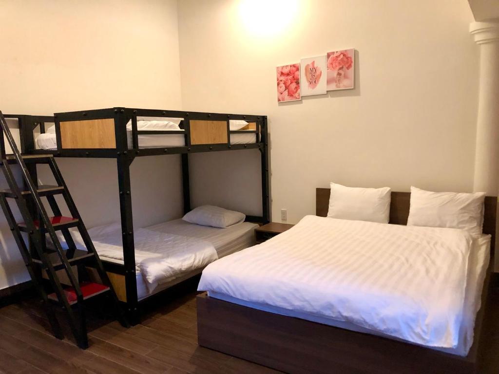 Postel nebo postele na pokoji v ubytování Smiling Pine Dalat
