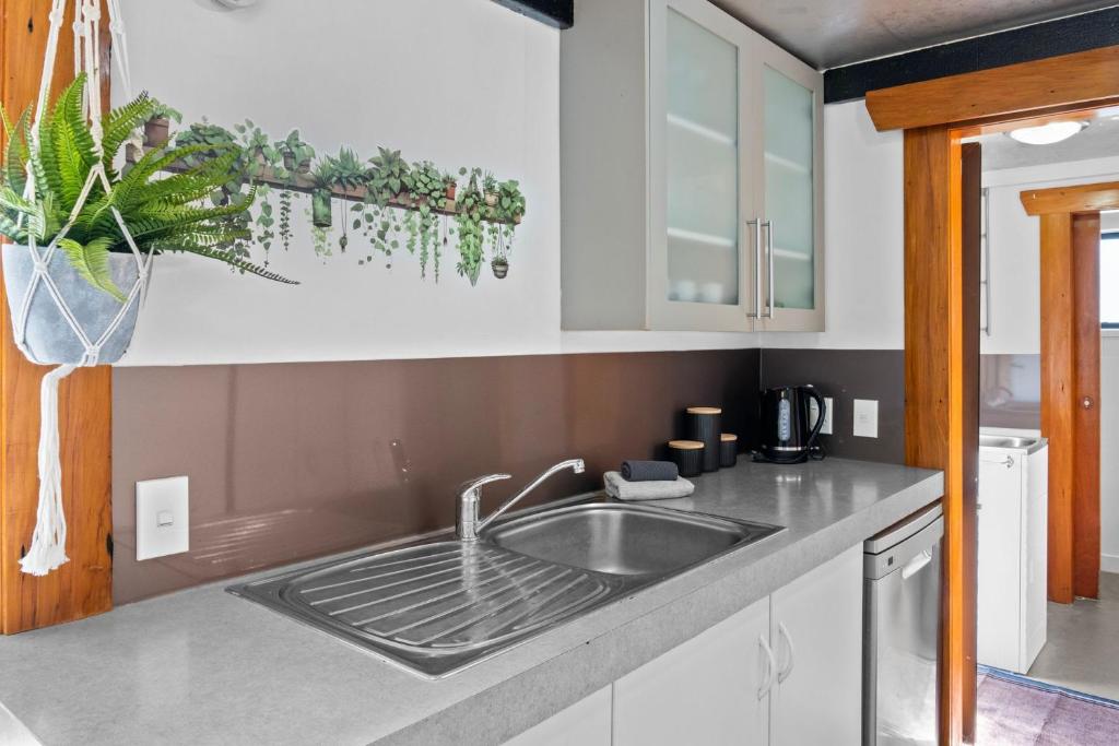 Beach Road Charmer - Resim 12