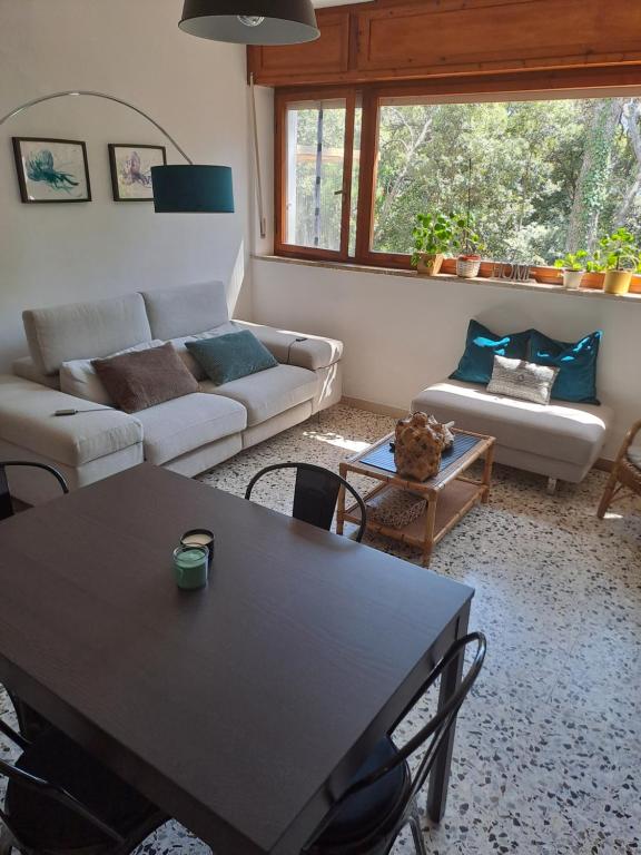 Posezení v ubytování La casa in pineta