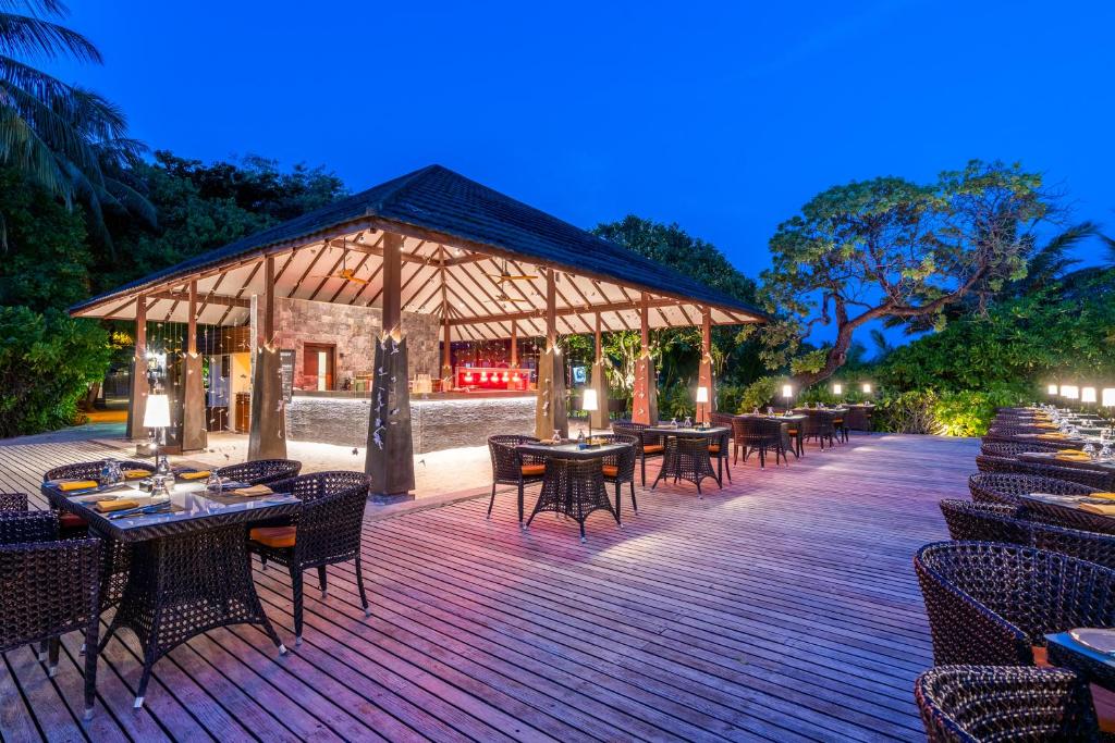 Restaurace v ubytování Adaaran Select Meedhupparu - Complimentary Stay for 1 Child for Stays between April 2025 to September 2025
