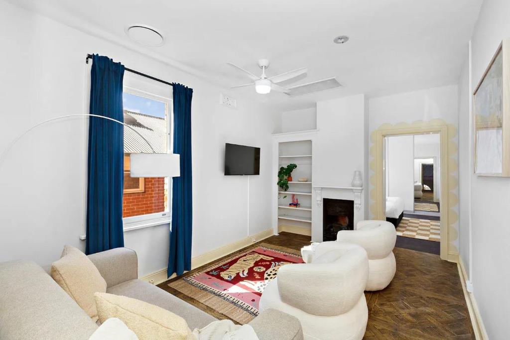 TV a/nebo společenská místnost v ubytování Fitzroy Private Rooms - 132 Nicholson Homestay