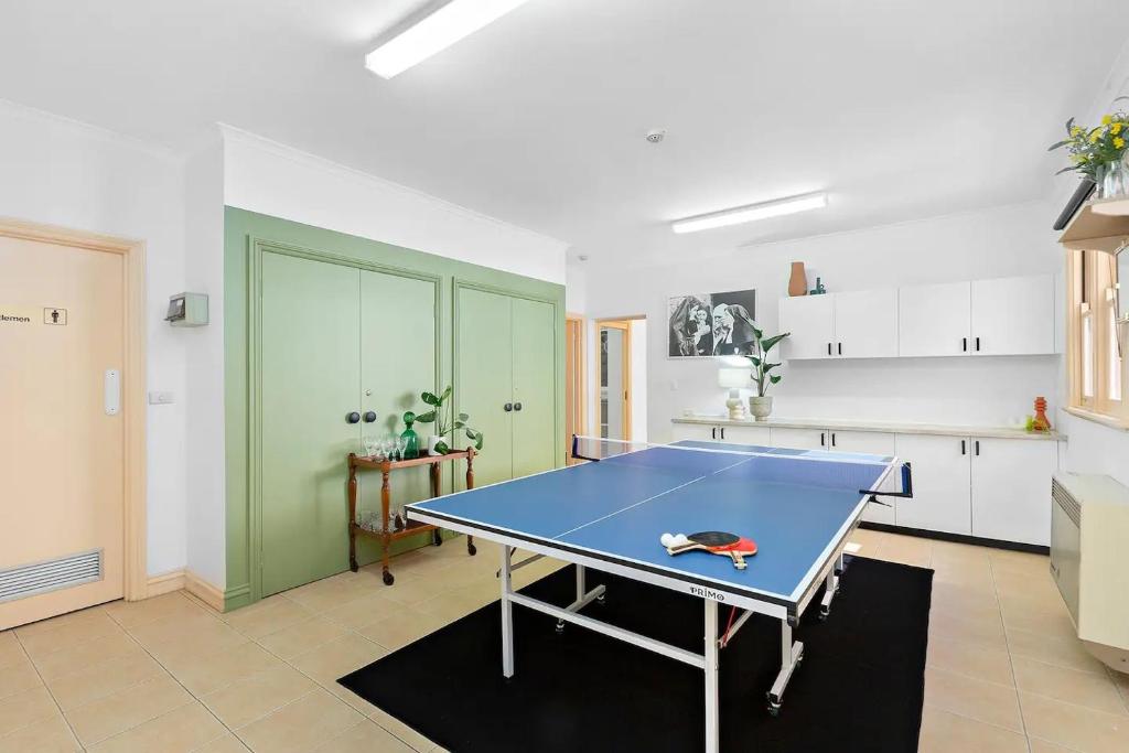 Stolní tenis v ubytování Fitzroy Private Rooms - 132 Nicholson Homestay nebo okolí
