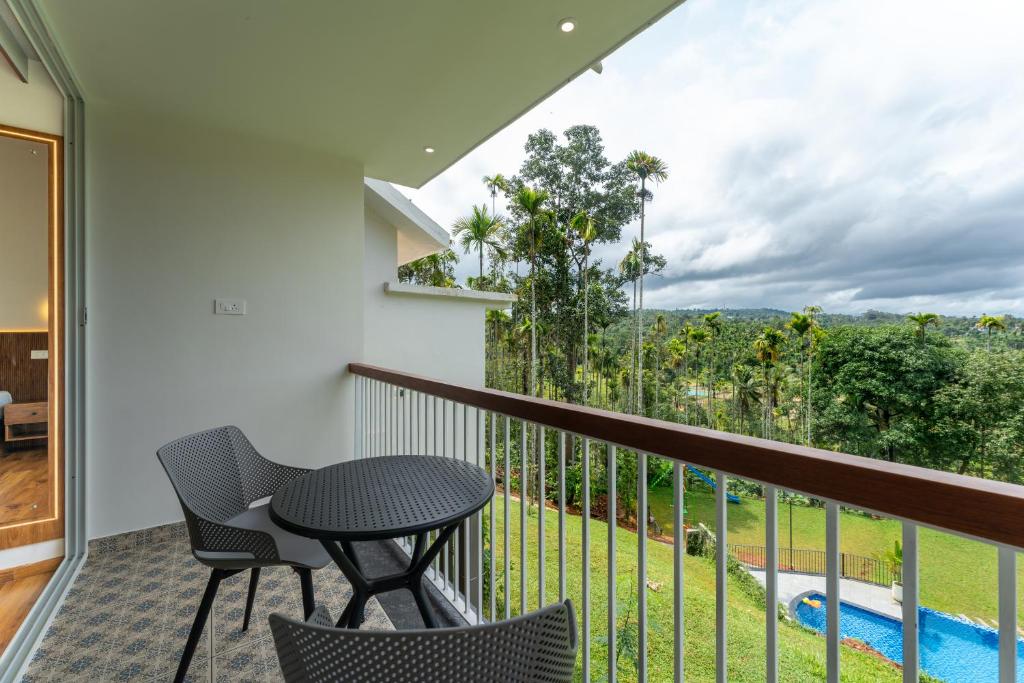 Balkón nebo terasa v ubytování Theyila Wayanad Premium Pool Resort